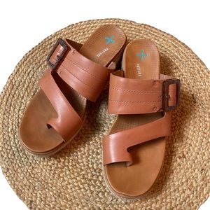 Baretraps Posture Sandle Brown Wedge 7.5 M